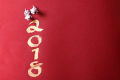 Миниатюрные собаки при год 2018 покрашенный в золоте на красной поверхности стоковое фото rf Миниатюрные собаки при год 2018 покрашенный в золоте на красной поверхности стоковое фото rf