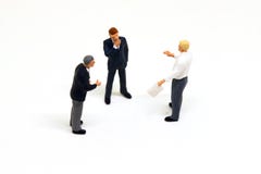 Миниатюрный бизнесмен на белой предпосылке Фото макроса figurines бизнесменов стоковое фото rf Миниатюрный бизнесмен на белой предпосылке Фото макроса figurines бизнесменов стоковое фото rf