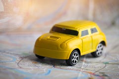 Миниатюрный или небольшой желтый автомобиль с GPS на карте города Бангкока, концепцией для перемещения вокруг направления к назна стоковое фото rf Миниатюрный или небольшой желтый автомобиль с GPS на карте города Бангкока, концепцией для перемещения вокруг направления к назна стоковое фото rf