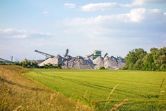 Минирование и завод по обработке открытого карьера стоковое изображение rf Минирование и завод по обработке открытого карьера стоковое изображение rf