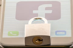 МИННЕАПОЛИС, МИНЕСОТА/США - 10-ОЕ ИЮНЯ 2019: Замок на iPhone с хранителем экрана значка Facebook - вопросы безопасностью и уедине стоковая фотография rf МИННЕАПОЛИС, МИНЕСОТА/США - 10-ОЕ ИЮНЯ 2019: Замок на iPhone с хранителем экрана значка Facebook - вопросы безопасностью и уедине стоковая фотография rf