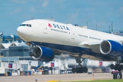 МИННЕАПОЛИС, МИНЕСОТА/США - 25-ОЕ ИЮНЯ 2019: Крупный план отклонений воздушных судн самолета принимая от MSP - Миннеаполис/St стоковая фотография rf МИННЕАПОЛИС, МИНЕСОТА/США - 25-ОЕ ИЮНЯ 2019: Крупный план отклонений воздушных судн самолета принимая от MSP - Миннеаполис/St стоковая фотография rf