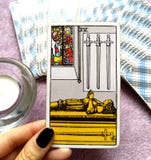 4 4 мира & тиши перерыва отступления умственного высасывания карточки Tarot шпаг сокрушанных стрессом заживление Стоковое Изображение RF 4 4 мира & тиши перерыва отступления умственного высасывания карточки Tarot шпаг сокрушанных стрессом заживление Стоковое Изображение RF