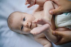младенец newborn Забота семьи newborn младенца Влюбленность и забота семьи Младенческая отработочная психология Психология младен стоковые изображения rf младенец newborn Забота семьи newborn младенца Влюбленность и забота семьи Младенческая отработочная психология Психология младен стоковые изображения rf