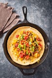 Младенец чеддера и кукурузного крахмала голландский служил в железном skillet стоковая фотография rf Младенец чеддера и кукурузного крахмала голландский служил в железном skillet стоковая фотография rf