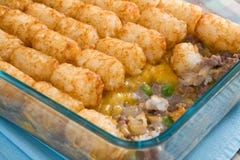 младенцы tater casserole стоковые фотографии rf младенцы tater casserole стоковые фотографии rf