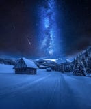 Млечный путь над снежной дорогой в горах Tatra, Польшей стоковое изображение Млечный путь над снежной дорогой в горах Tatra, Польшей стоковое изображение