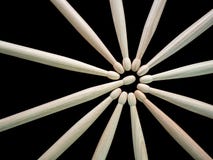 Много drumsticks в черной предпосылке стоковые фотографии rf Много drumsticks в черной предпосылке стоковые фотографии rf