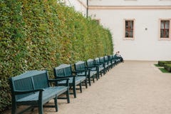 Много paddock benches в ряд На последнем стенде, любящая пара или друзья встречали и связывают, люди расплывчатый стоковые фото Много paddock benches в ряд На последнем стенде, любящая пара или друзья встречали и связывают, люди расплывчатый стоковые фото