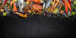 Много вид морепродуктов, который служат на задавленном льде стоковые фотографии rf Много вид морепродуктов, который служат на задавленном льде стоковые фотографии rf