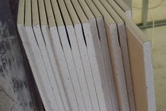 Много доск гипса подготовленных на строительной площадке стоковое фото rf Много доск гипса подготовленных на строительной площадке стоковое фото rf