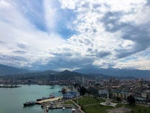 Много кораблей, шлюпки, вкладыши круиза в порте и вода на тропическом курорте лета моря против голубого неба и высоких гор стоковая фотография Много кораблей, шлюпки, вкладыши круиза в порте и вода на тропическом курорте лета моря против голубого неба и высоких гор стоковая фотография