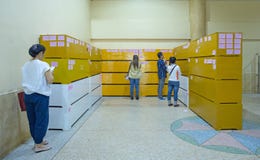 Много людей молят на учреждении Ruamkatanyu стоковое фото rf Много людей молят на учреждении Ruamkatanyu стоковое фото rf