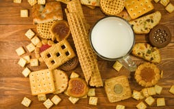 много очень вкусных печений и молоко на конце-вверх таблицы стоковые фотографии rf много очень вкусных печений и молоко на конце-вверх таблицы стоковые фотографии rf