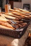 Много разделочные доски кухни и ножей пармезана как сувениры стоковые изображения Много разделочные доски кухни и ножей пармезана как сувениры стоковые изображения