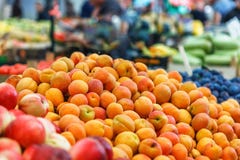 Много свежий абрикос на рынке, крупном плане Стоковое фото RF Много свежий абрикос на рынке, крупном плане Стоковое фото RF