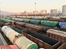 Много товарных составов на железнодорожном вокзале стоковое изображение Много товарных составов на железнодорожном вокзале стоковое изображение