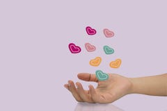 Много шарик сердца цвета деревянный на руке женщины изолированной на пурпурной предпосылке стоковая фотография Много шарик сердца цвета деревянный на руке женщины изолированной на пурпурной предпосылке стоковая фотография