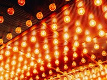 Много ярких накаляя стеклянных ламп Освещение установленных ламп Edison ретро на темной предпосылке rabitz Модная просторная квар стоковые изображения rf Много ярких накаляя стеклянных ламп Освещение установленных ламп Edison ретро на темной предпосылке rabitz Модная просторная квар стоковые изображения rf