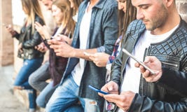 Многокультурная группа друзей используя smartphone в университете стоковые фото Многокультурная группа друзей используя smartphone в университете стоковые фото