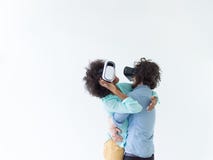 Многонациональные пары получая опыт используя стекла шлемофона VR стоковая фотография rf Многонациональные пары получая опыт используя стекла шлемофона VR стоковая фотография rf