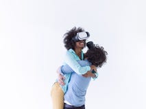 Многонациональные пары получая опыт используя стекла шлемофона VR стоковые изображения rf Многонациональные пары получая опыт используя стекла шлемофона VR стоковые изображения rf