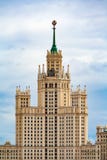 Многоэтажное здание на обваловке Kotelnicheskaya в Москве против неба России стоковая фотография Многоэтажное здание на обваловке Kotelnicheskaya в Москве против неба России стоковая фотография