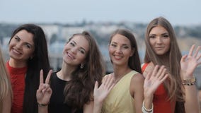 Модели маленьких девочек двигают вверх лестницы видеоматериал Модели маленьких девочек двигают вверх лестницы видеоматериал