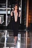 Модель идет взлётно-посадочная дорожка нося Reem Acra на Тиффани и Co стоковое фото rf Модель идет взлётно-посадочная дорожка нося Reem Acra на Тиффани и Co стоковое фото rf