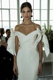 Модель представляет во время представления весны Marchesa/ателье мод лета 2018 Bridal стоковое фото Модель представляет во время представления весны Marchesa/ателье мод лета 2018 Bridal стоковое фото