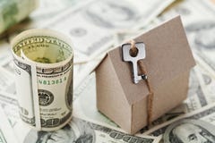 Модельные деньги дома, ключа и доллара картона Жилищное строительство, страхование, новоселье, заем, недвижимость, цена снабжения стоковое изображение Модельные деньги дома, ключа и доллара картона Жилищное строительство, страхование, новоселье, заем, недвижимость, цена снабжения стоковое изображение