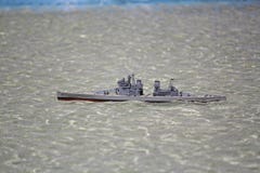 Модельный военный корабль в бассейне стоковое изображение Модельный военный корабль в бассейне стоковое изображение