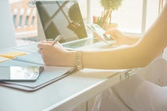 Молодая азиатская деятельность предпринимателя женщин стоковые изображения Молодая азиатская деятельность предпринимателя женщин стоковые изображения