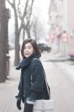 Молодая азиатская женщина идя на улицу стоковое фото rf Молодая азиатская женщина идя на улицу стоковое фото rf