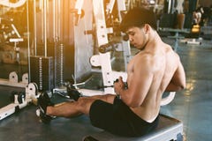 Молодая азиатская тяга спортсмена все еще утяжеляет для строя мышцы на I стоковое фото Молодая азиатская тяга спортсмена все еще утяжеляет для строя мышцы на I стоковое фото