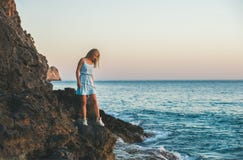 Молодая белокурая женщина смотря неподвижную воду, Alanya, Турцию стоковые фотографии rf Молодая белокурая женщина смотря неподвижную воду, Alanya, Турцию стоковые фотографии rf