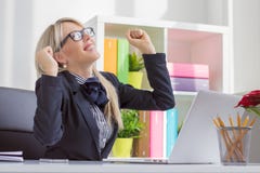 Молодая бизнес-леди наслаждаясь успехом на работе Стоковые Фото Молодая бизнес-леди наслаждаясь успехом на работе Стоковые Фото