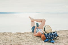 Молодая девушка битника отправляя СМС в smartphone стоковое фото rf Молодая девушка битника отправляя СМС в smartphone стоковое фото rf
