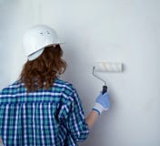 Молодая женщина в вскользь одеждах перед белой стеной стоковое изображение rf Молодая женщина в вскользь одеждах перед белой стеной стоковое изображение rf