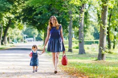 Молодая женщина и маленькая девочка одного года идя до лето p Стоковые Фото Молодая женщина и маленькая девочка одного года идя до лето p Стоковые Фото