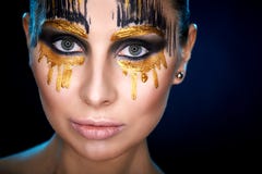 Молодая женщина смотря камеру с фантазией составляет съемку студии искусства стороны стоковое фото rf Молодая женщина смотря камеру с фантазией составляет съемку студии искусства стороны стоковое фото rf