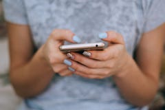 Молодая красивая девушка битника с мобильным телефоном в руках пишет текстовое сообщение Стоковая Фотография RF Молодая красивая девушка битника с мобильным телефоном в руках пишет текстовое сообщение Стоковая Фотография RF