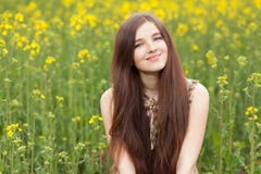 Молодая красивая женщина в полях стоковые изображения Молодая красивая женщина в полях стоковые изображения