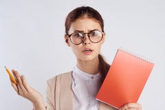 Молодая красивая женщина в стеклах на белизне изолировала предпосылку держит тетрадь, учителя, портрет стоковое фото Молодая красивая женщина в стеклах на белизне изолировала предпосылку держит тетрадь, учителя, портрет стоковое фото
