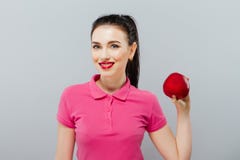 Молодая красивая сексуальная девушка с темными волосами, держа большое красное яблоко для того чтобы насладиться вкусом и dieting стоковые изображения Молодая красивая сексуальная девушка с темными волосами, держа большое красное яблоко для того чтобы насладиться вкусом и dieting стоковые изображения