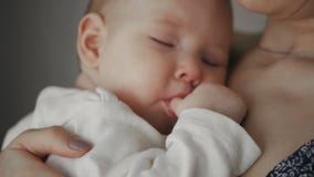 Молодая мать держа ее Newborn спать ребенка вектор jpg изображения родного дома сток-видео Молодая мать держа ее Newborn спать ребенка вектор jpg изображения родного дома сток-видео