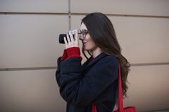 Молодая привлекательная девушка битника одела в вскользь ультрамодном обмундировании стоковое фото Молодая привлекательная девушка битника одела в вскользь ультрамодном обмундировании стоковое фото