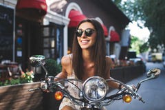 Молодая привлекательная девушка и винтажный старый самокат стоковые фотографии rf Молодая привлекательная девушка и винтажный старый самокат стоковые фотографии rf