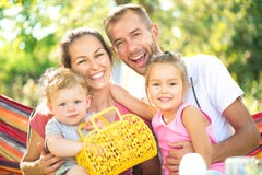 Молодая семья с маленькими детьми outdoors стоковые фото Молодая семья с маленькими детьми outdoors стоковые фото