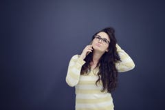 Молодая, уверенно, успешная и красивая бизнес-леди при изолированный мобильный телефон Стоковые Фото Молодая, уверенно, успешная и красивая бизнес-леди при изолированный мобильный телефон Стоковые Фото